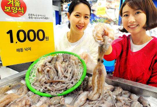 30일 서울 홈플러스 영등포점에서 모델들이 낙지를 선보이고 있다. 홈플러스는 낙지 어획량 감소로 가격이 치솟자 중국 톈진지역에서 33만 마리(55톤) 물량을 확보해 4일까지 평균 오징어 소매가격보다 61% 저렴한 마리당 1000원에 판매한다. 홈플러스 제공